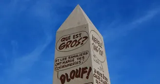 Parvis de la gare : L'Obélisque et le Menhir