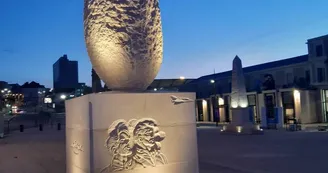 Parvis de la gare : L'Obélisque et le Menhir